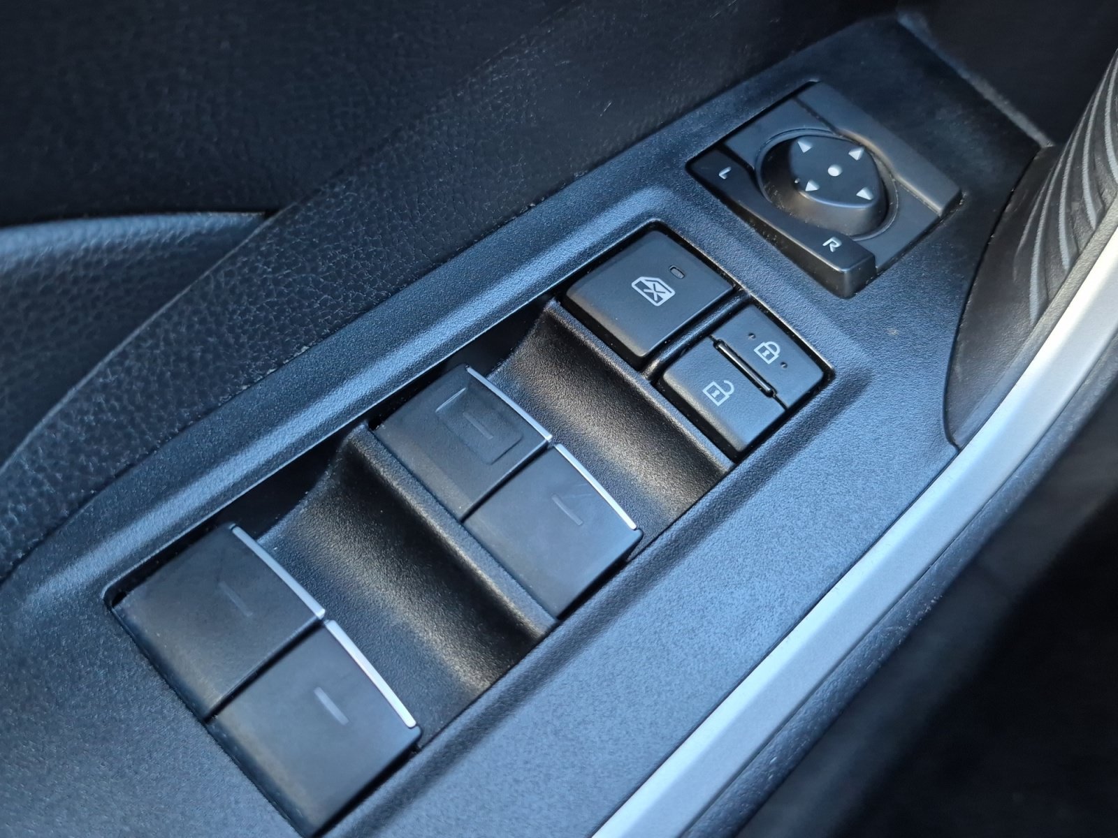 Used 2025 Toyota RAV4 XLE AWD/4WD image 9