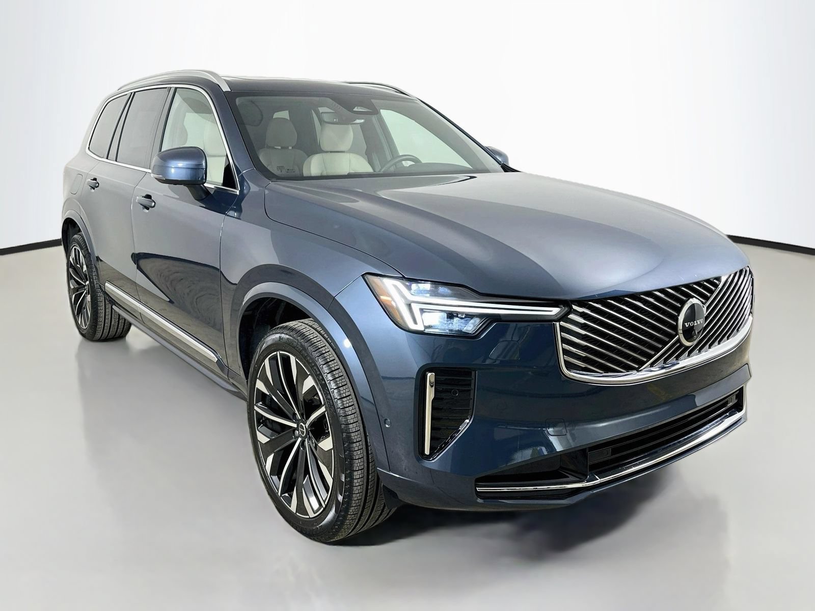 Used 2026 Volvo XC90 B6 Plus w/ Protection Package Premier AWD/4WD image 3