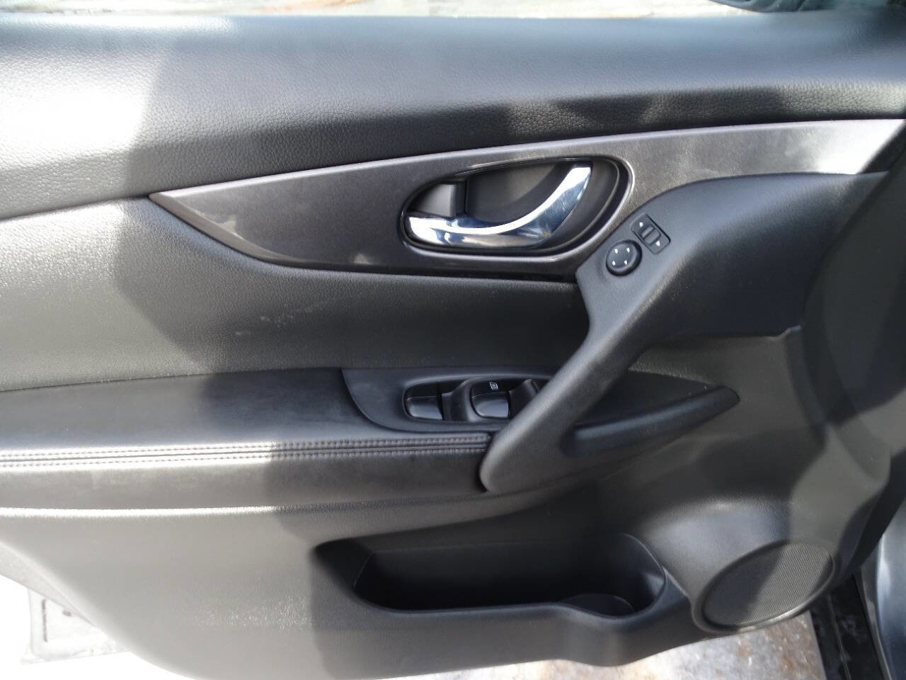 Used 2018 Nissan Rogue S image 11