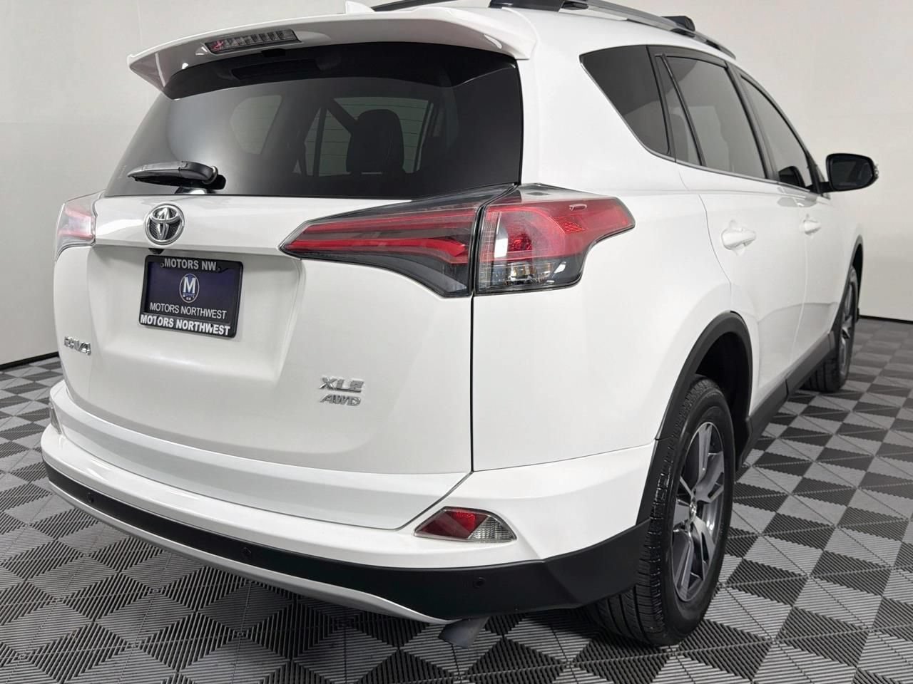Used 2017 Toyota RAV4 XLE AWD/4WD image 24