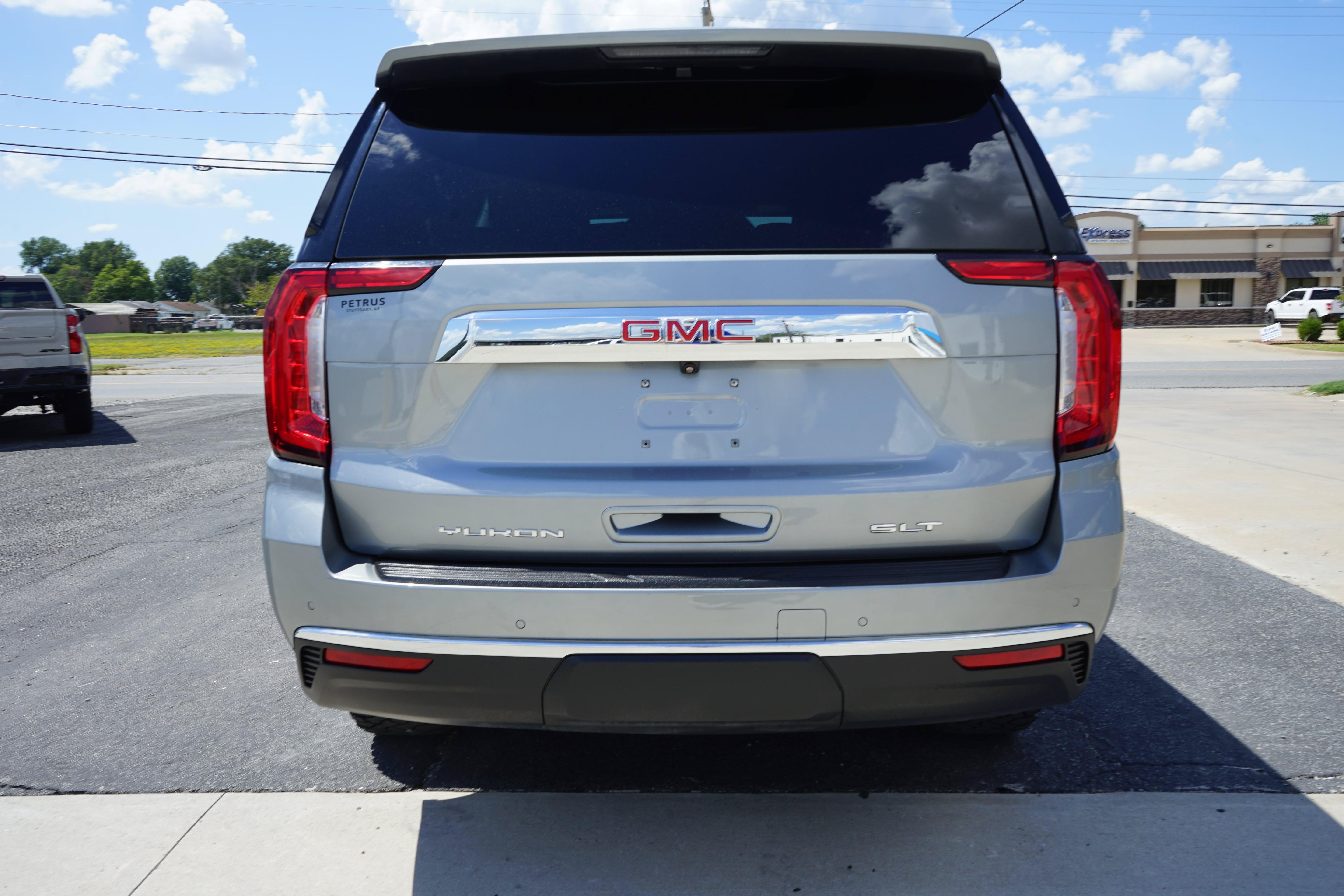 Used 2024 GMC Yukon SLT w/ SLT Luxury Package AWD/4WD image 4