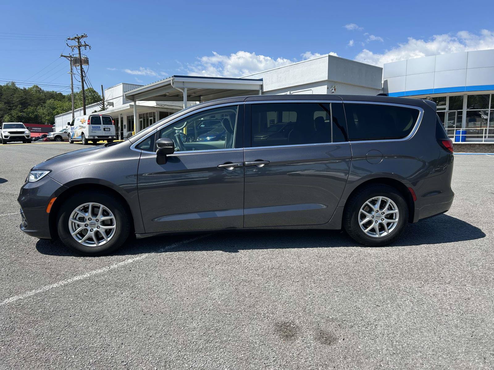 Used 2023 Chrysler Pacifica Touring-L FWD image 7