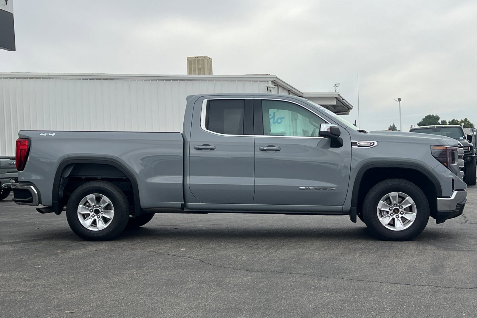 Used 2025 GMC Sierra 1500 SLE image 3