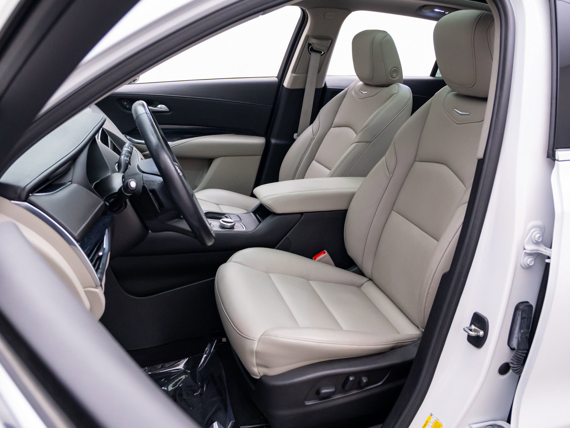 Certified 2023 Cadillac XT4 Premium Luxury w/ Cold Weather Package AWD/4WD image 17