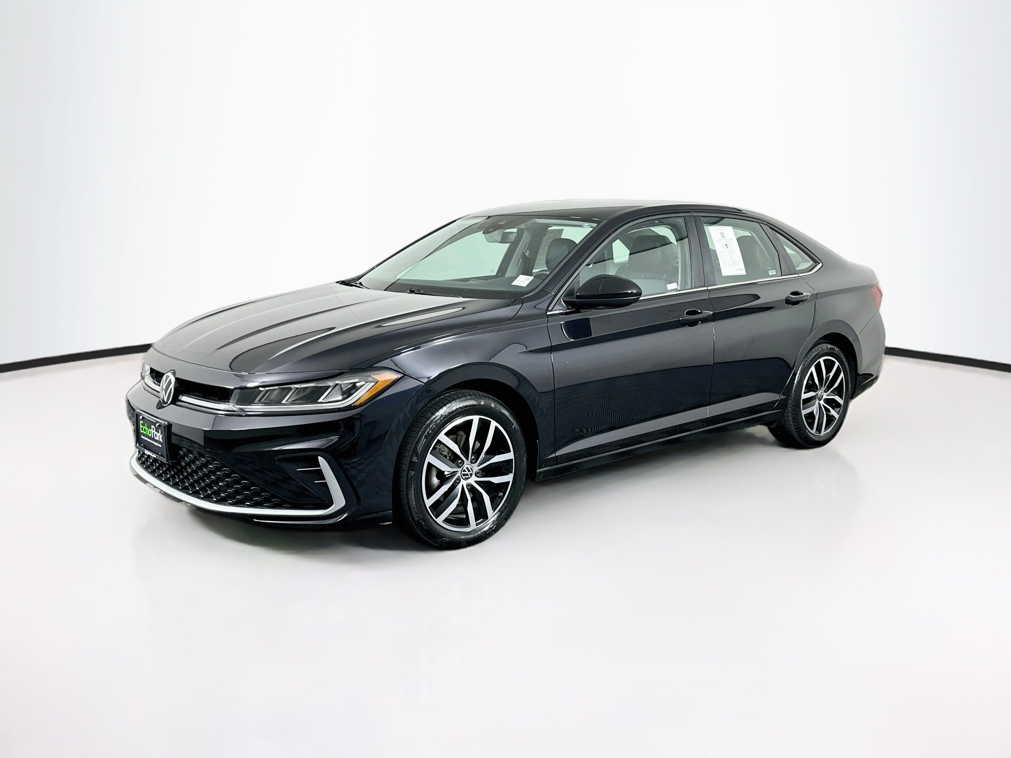 Used 2025 Volkswagen Jetta SE FWD image 3