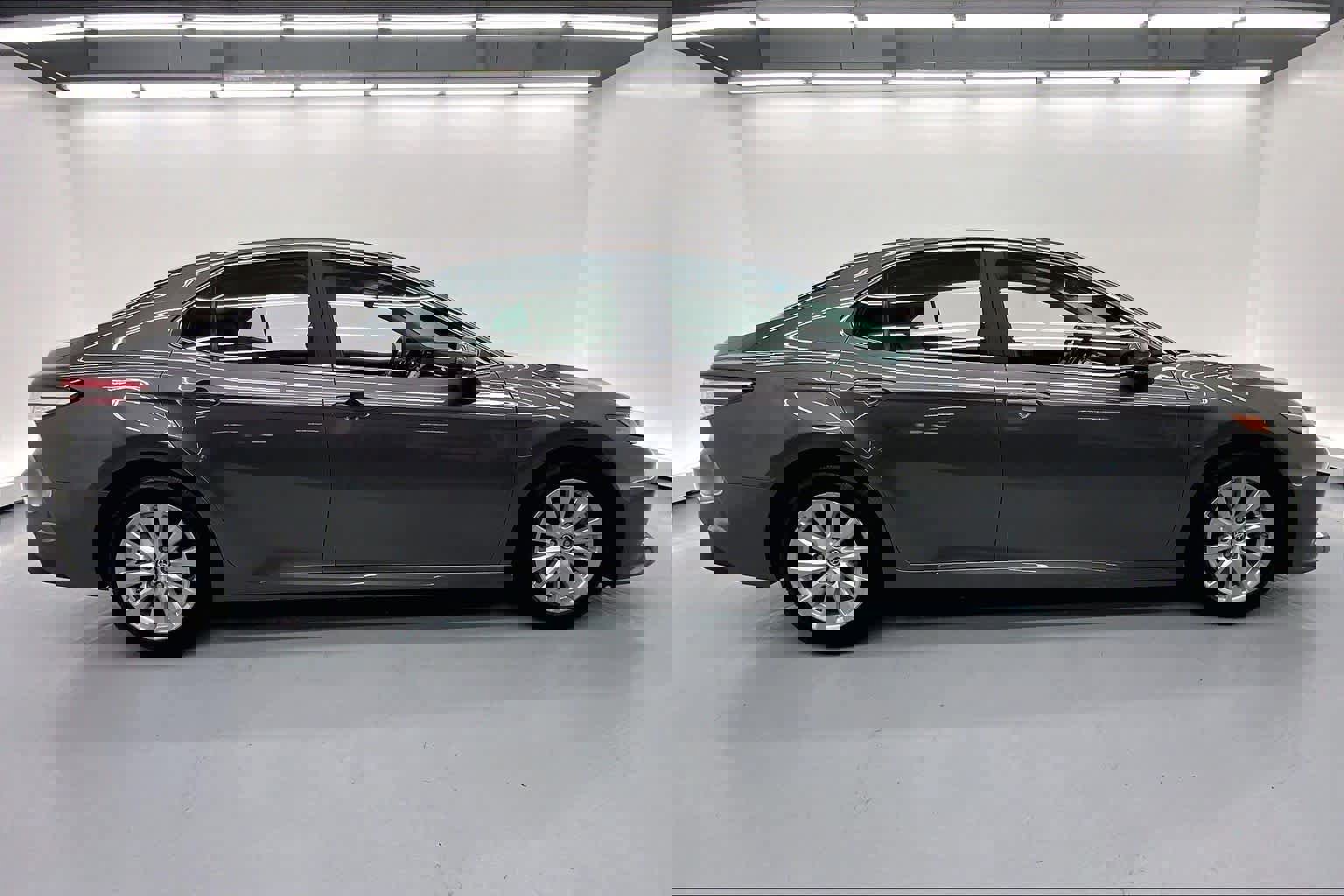 Used 2018 Toyota Camry LE image 5