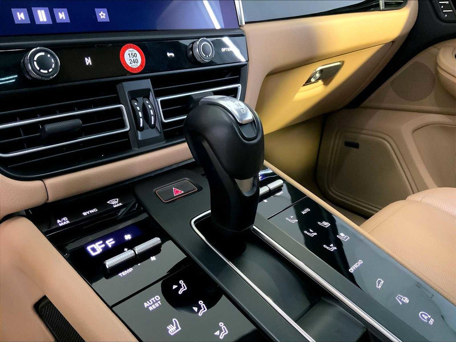 Certified 2024 Porsche Macan w/ Premium Plus Package AWD/4WD image 17