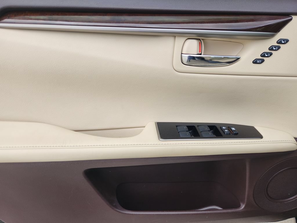 Used 2016 Lexus ES 350 w/ Luxury Package w/Wood Trim FWD image 22