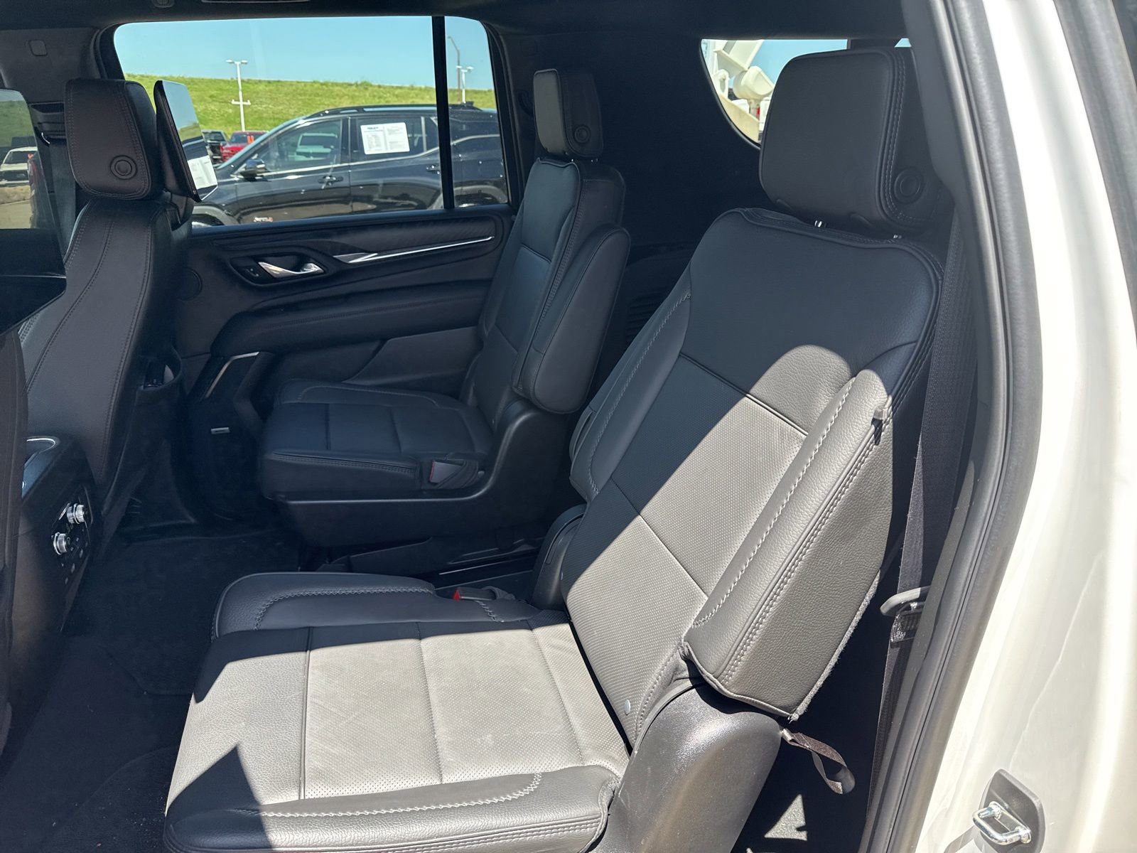 Used 2024 GMC Yukon XL Denali w/ Denali Reserve Package AWD/4WD image 12