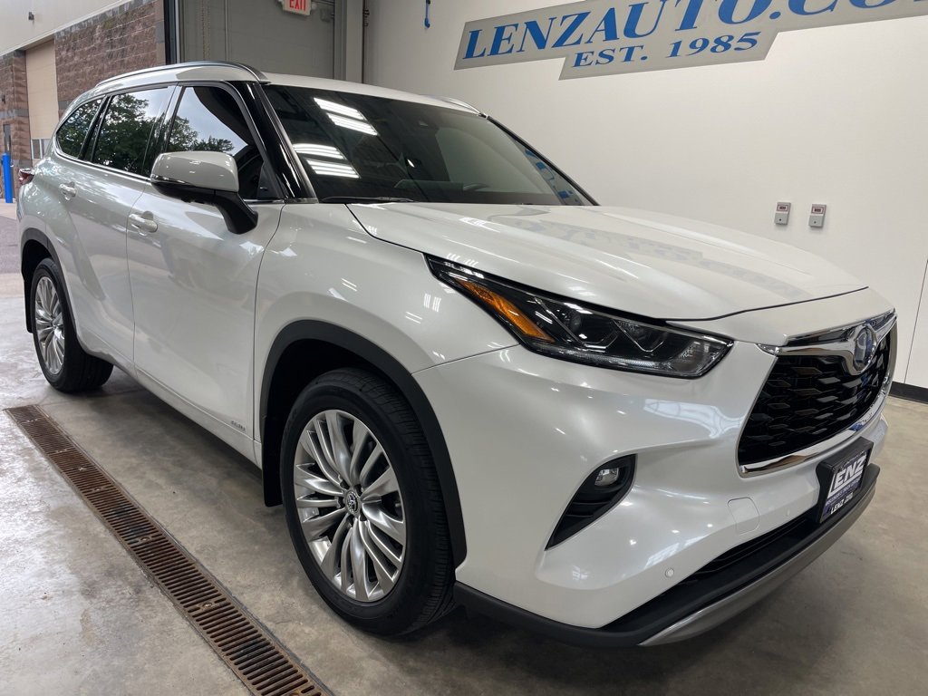 Used 2024 Toyota Highlander Platinum image 2