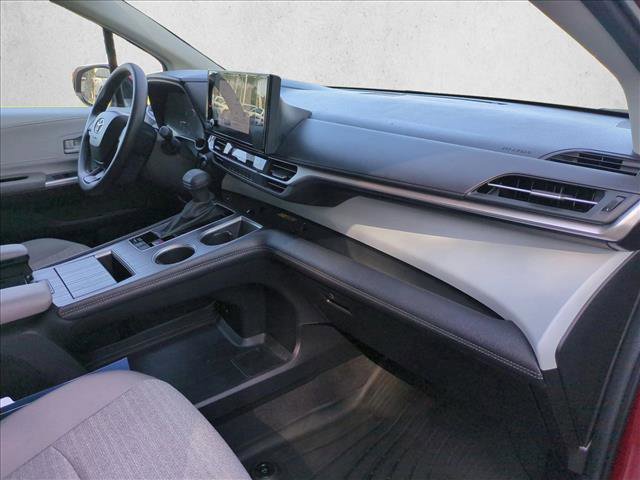 Used 2025 Toyota Sienna LE image 21