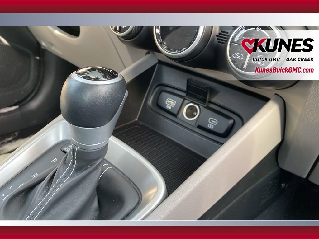 Used 2025 Hyundai Venue SEL FWD image 32