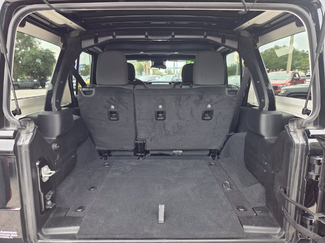 Used 2024 Jeep Wrangler Unlimited Sahara AWD/4WD image 9