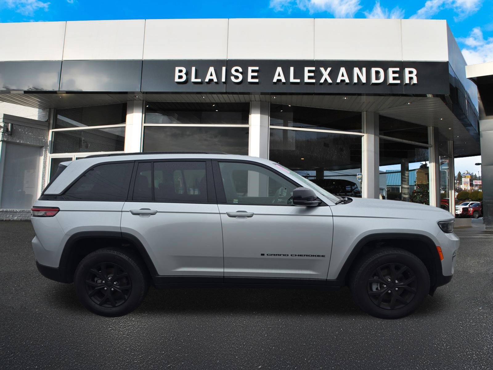 Used 2024 Jeep Grand Cherokee Altitude AWD/4WD image 2