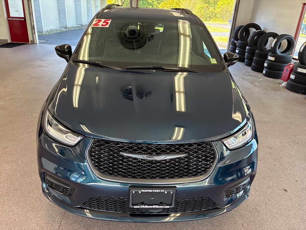 Certified 2025 Chrysler Pacifica Limited FWD image 4