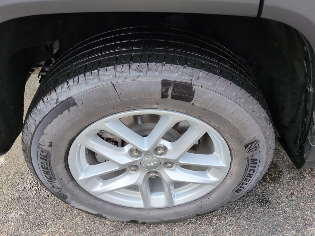 Used 2024 Jeep Grand Cherokee Laredo X w/ Trailer Tow Package image 13