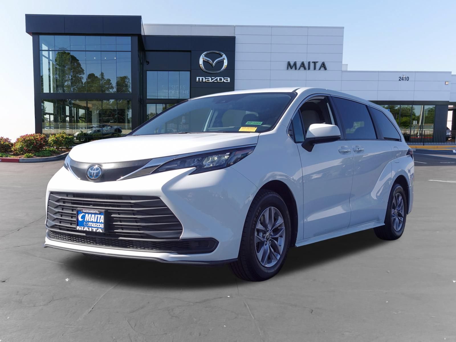 Used 2025 Toyota Sienna LE FWD image 7