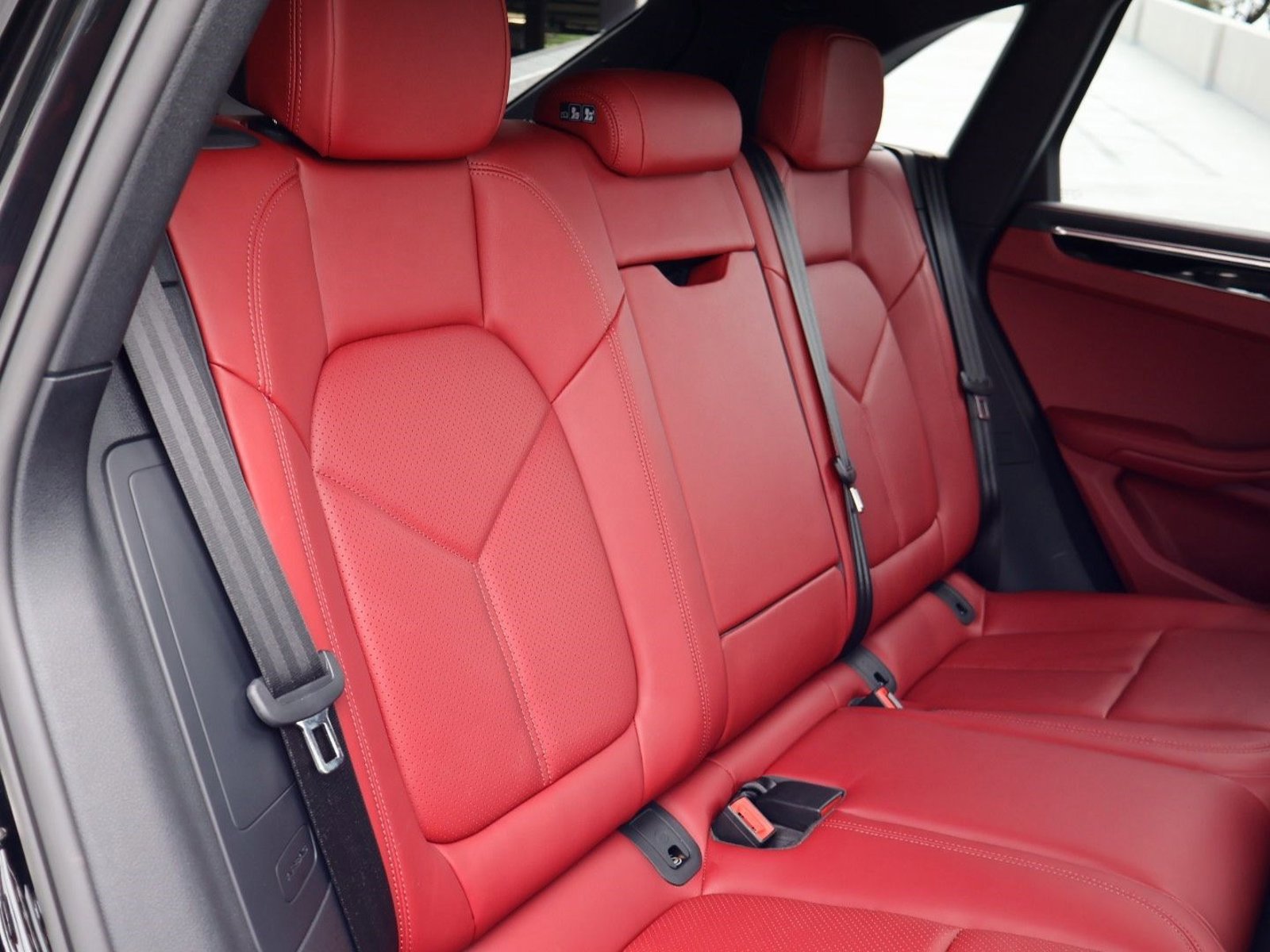 Certified 2025 Porsche Macan image 23