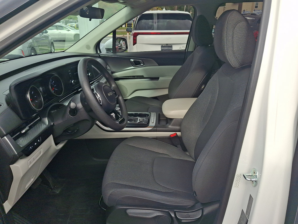 Used 2022 Kia Carnival LX FWD image 25