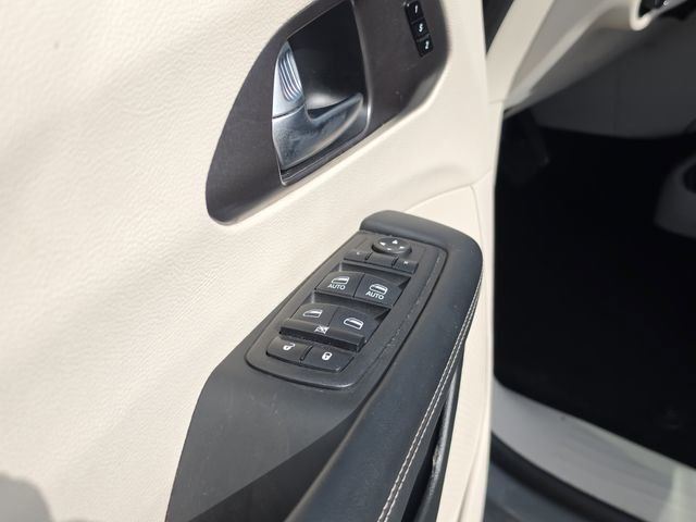 Used 2023 Chrysler Pacifica Touring-L FWD image 18