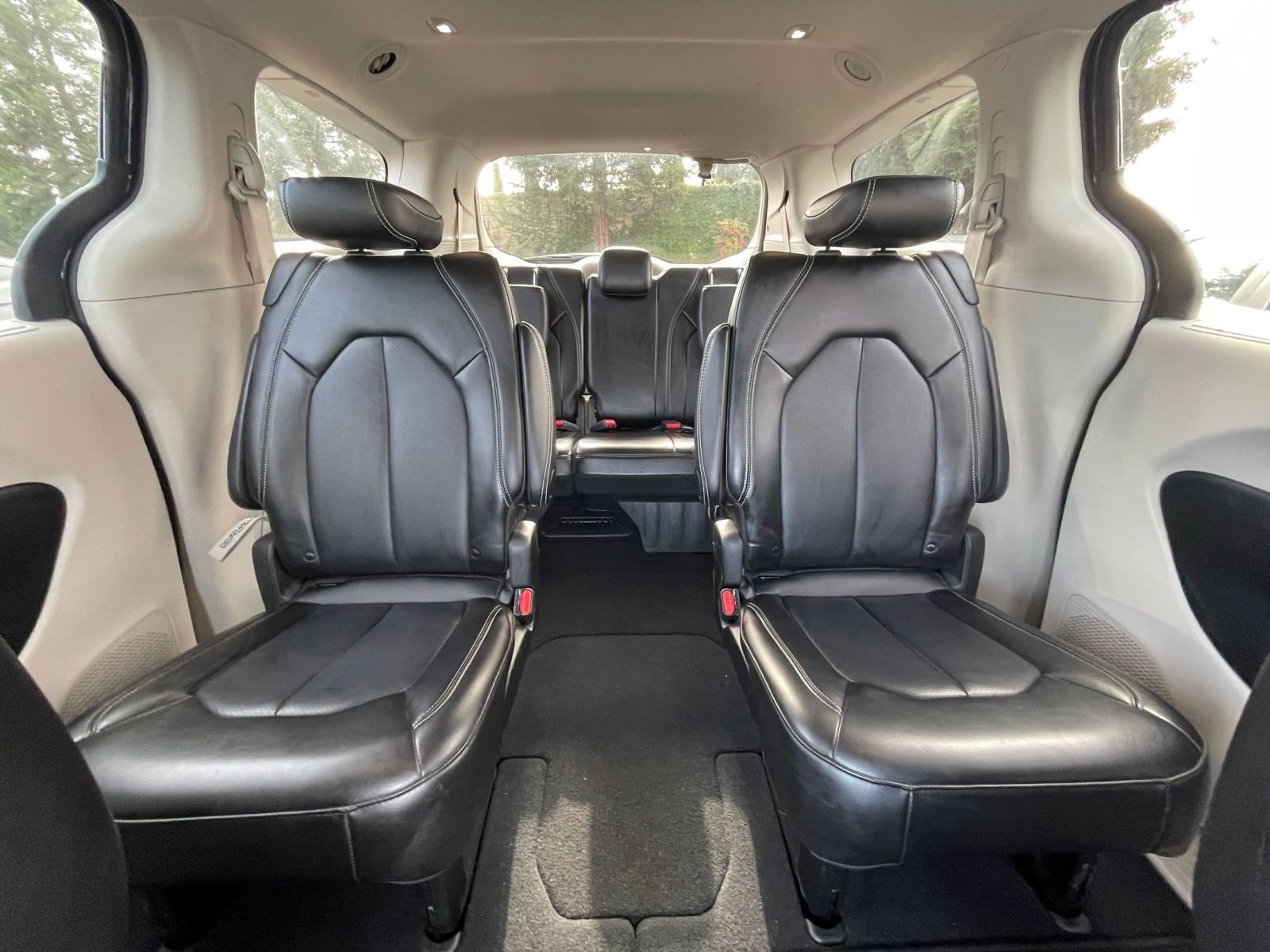 Used 2024 Chrysler Pacifica Touring-L image 41