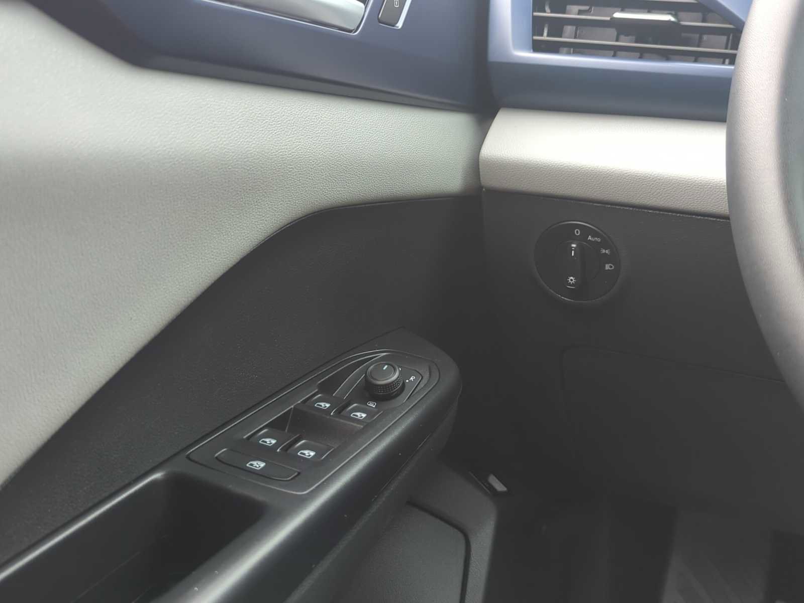Used 2023 Volkswagen Taos SE w/ Panoramic Sunroof Package FWD image 20