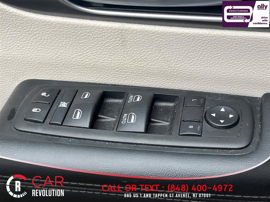 Used 2024 Chrysler Pacifica Limited FWD image 32
