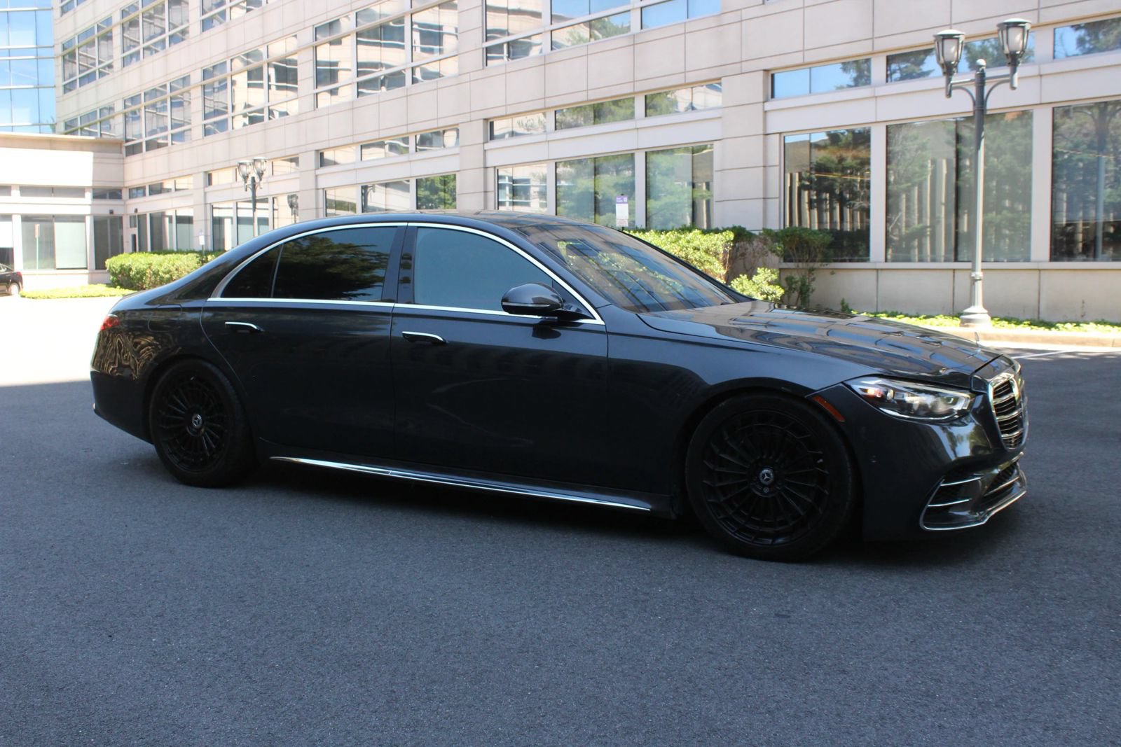 Used 2022 Mercedes-Benz S 580 4MATIC Sedan w/ AMG Line Package image 2