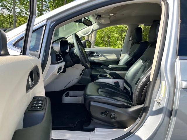 Used 2023 Chrysler Pacifica Touring-L FWD image 15