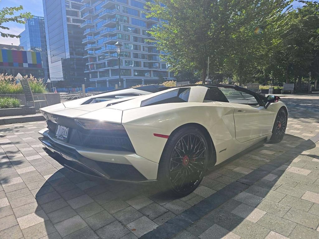 Used 2018 Lamborghini Aventador S AWD/4WD image 4
