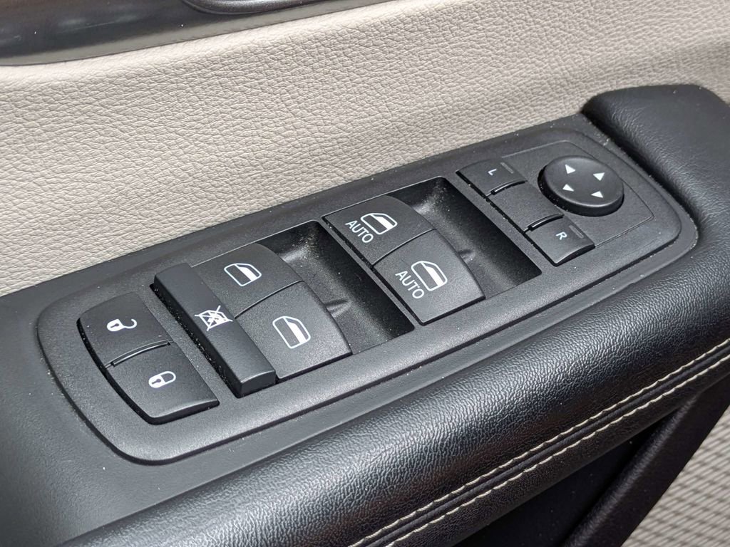 Used 2023 Chrysler Pacifica Touring-L FWD image 24