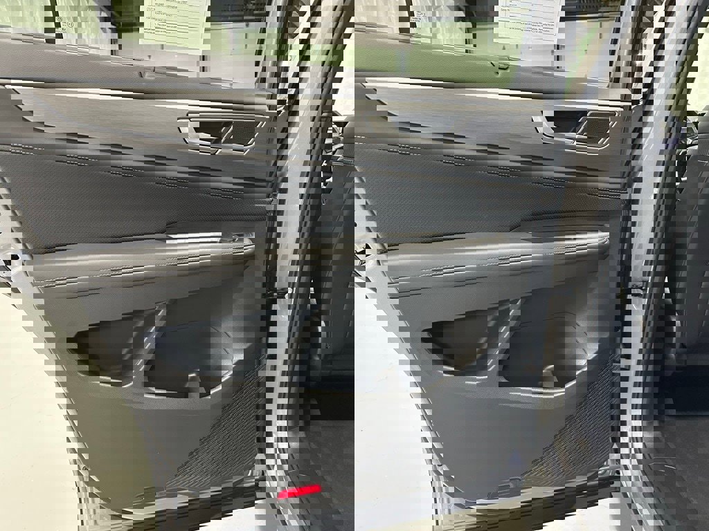 Used 2025 Volkswagen Atlas Cross Sport SE image 40