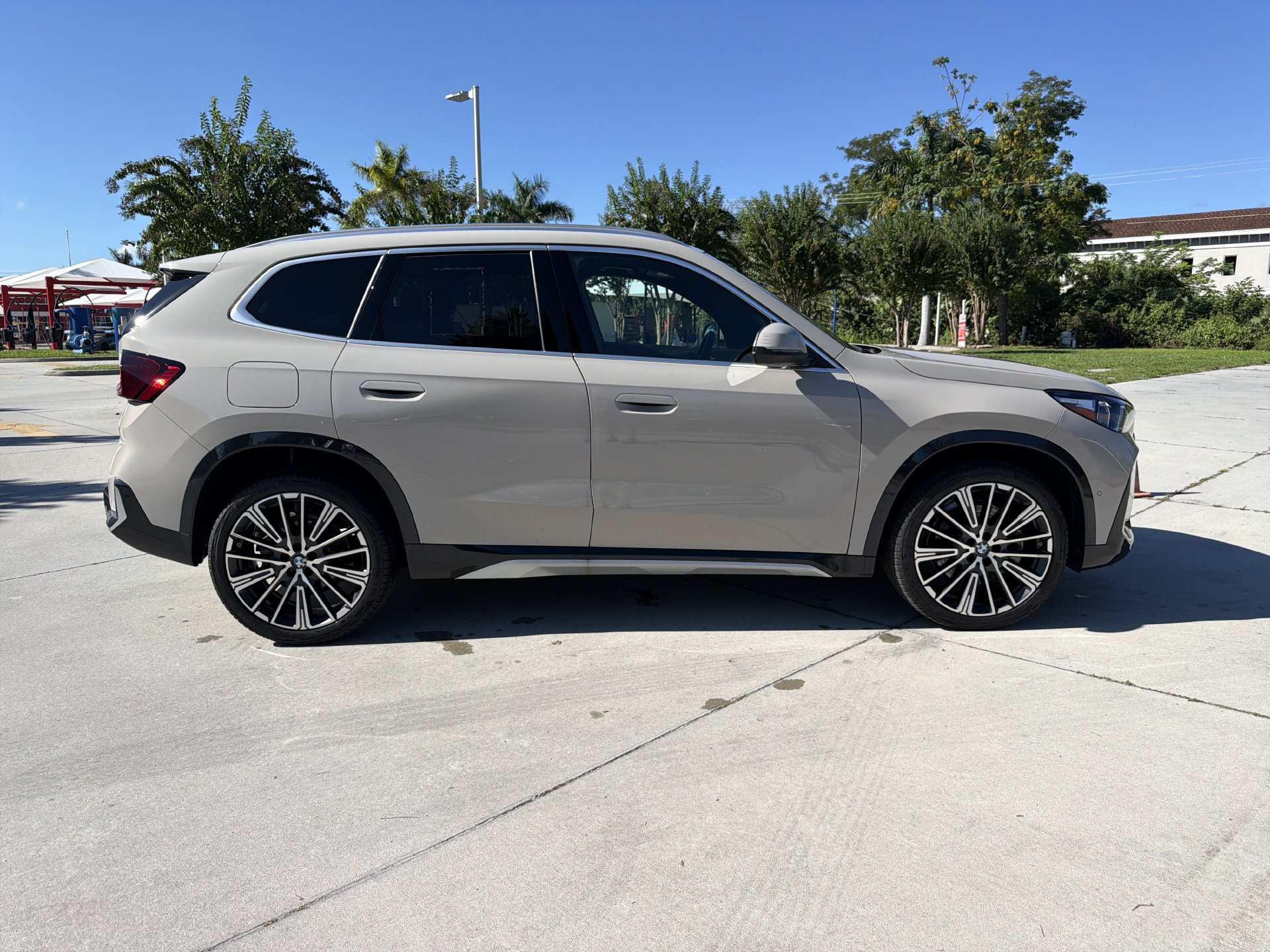 Used 2026 BMW X1 xDrive28i AWD/4WD image 3