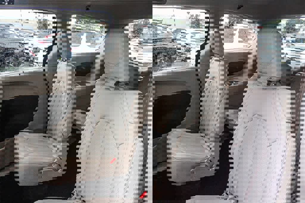 Used 2021 Chrysler Voyager Lxi image 24