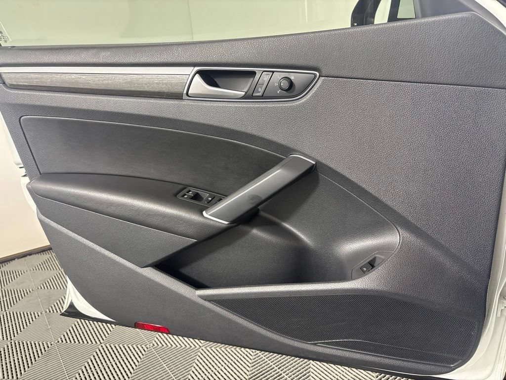 Used 2018 Volkswagen Passat 2.0T SE FWD image 19