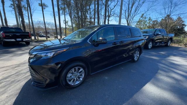 Used 2025 Toyota Sienna LE image 8