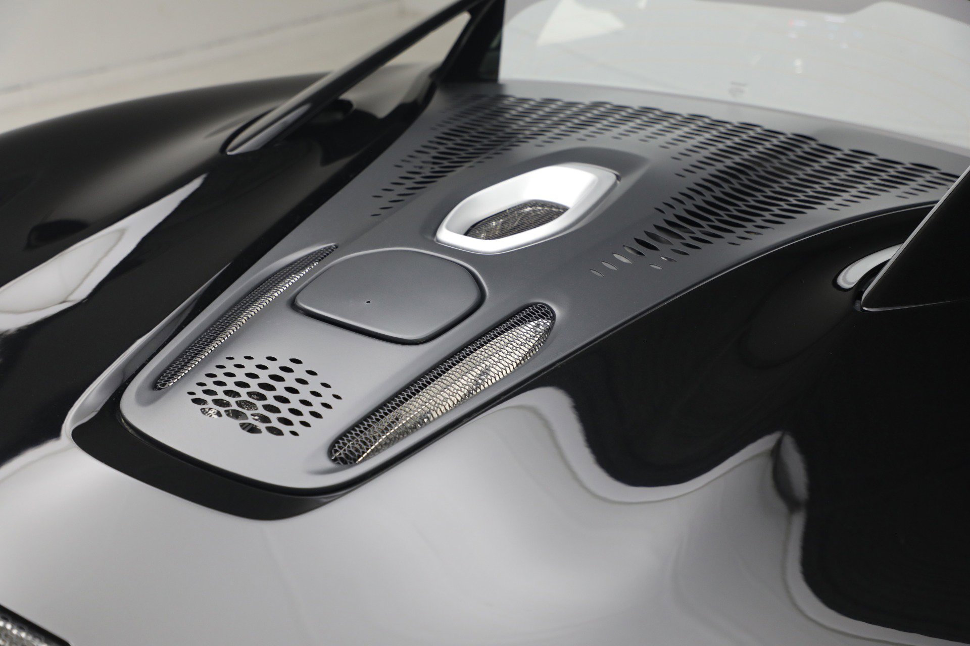 Used 2024 McLaren Artura RWD image 37