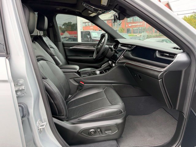 Used 2023 Jeep Grand Cherokee Overland AWD/4WD image 24