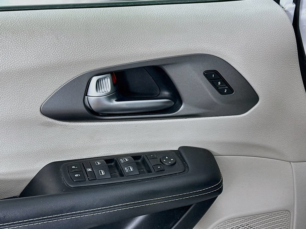 Certified 2023 Chrysler Pacifica Touring-L FWD image 26