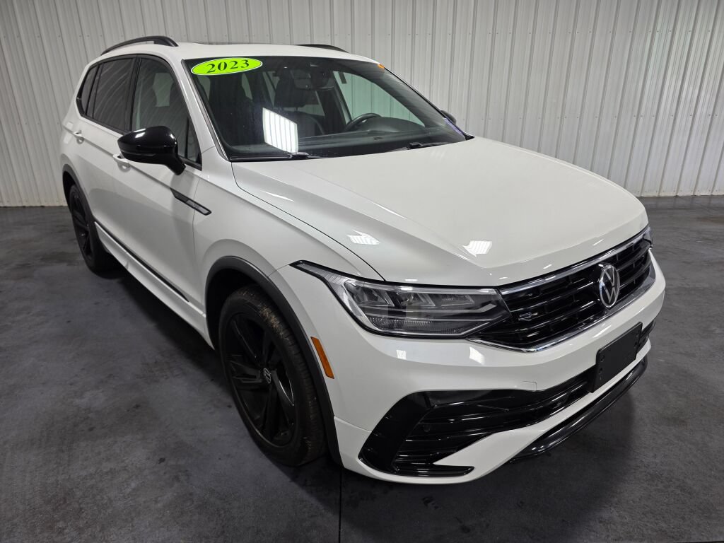 Used 2023 Volkswagen Tiguan SE R-Line AWD/4WD image 2