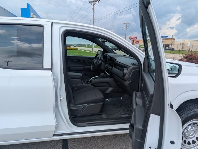 Used 2023 Chevrolet Colorado W/T RWD image 4
