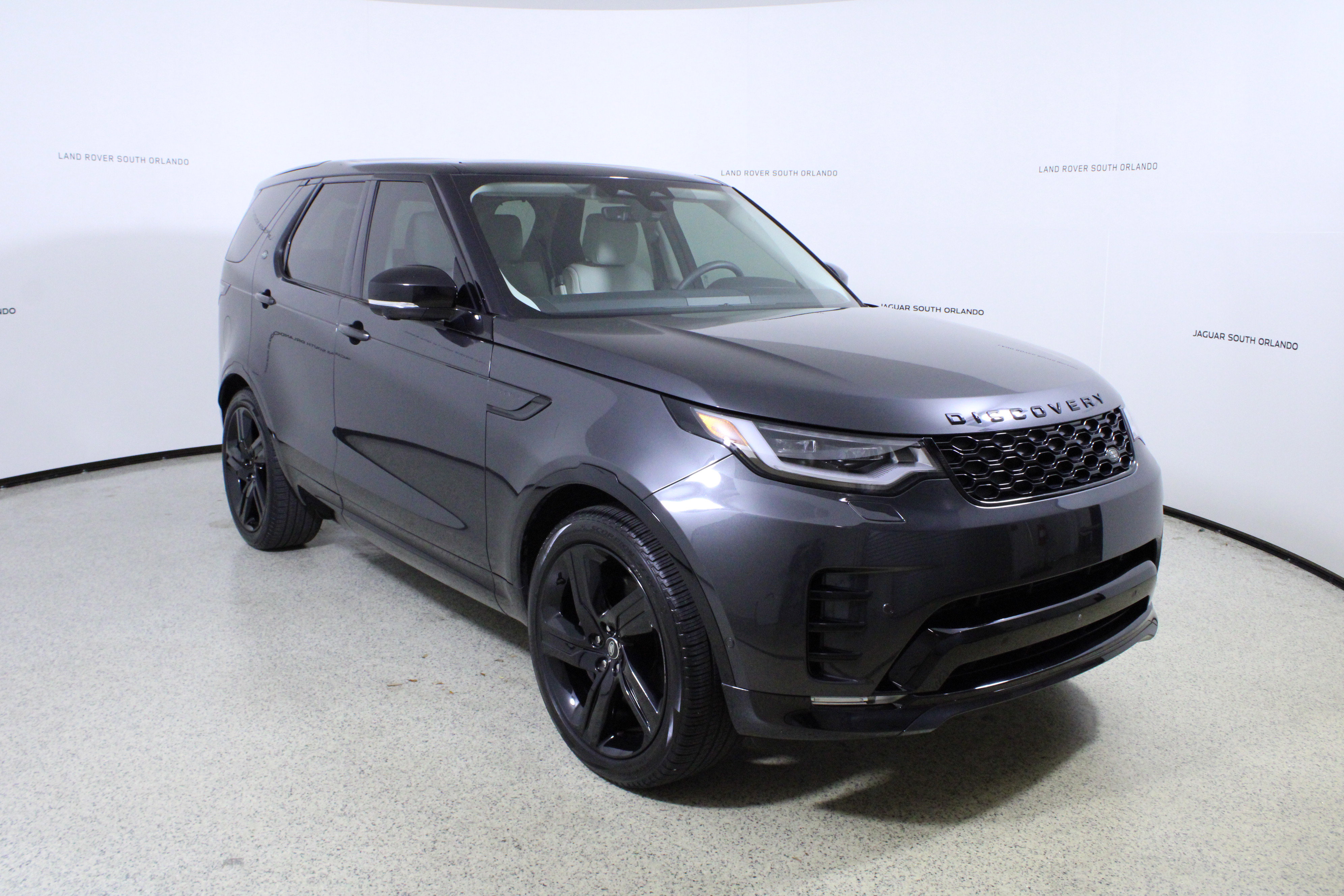 Used 2025 Land Rover Discovery Dynamic SE AWD/4WD image 3