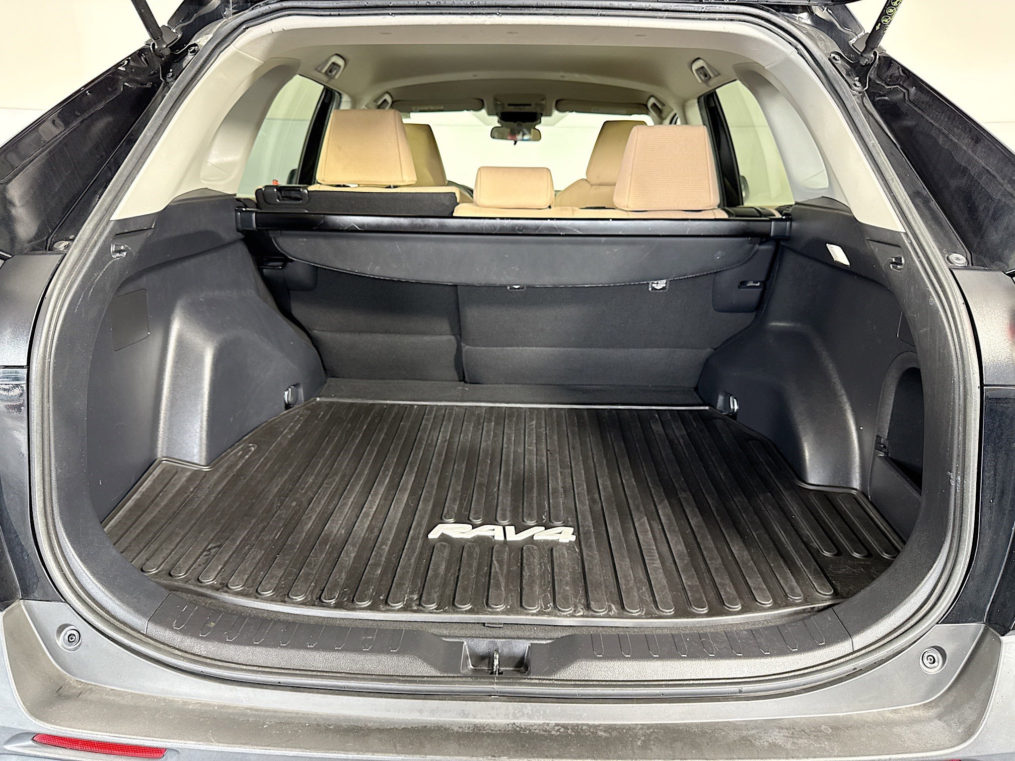 Used 2022 Toyota RAV4 LE image 29