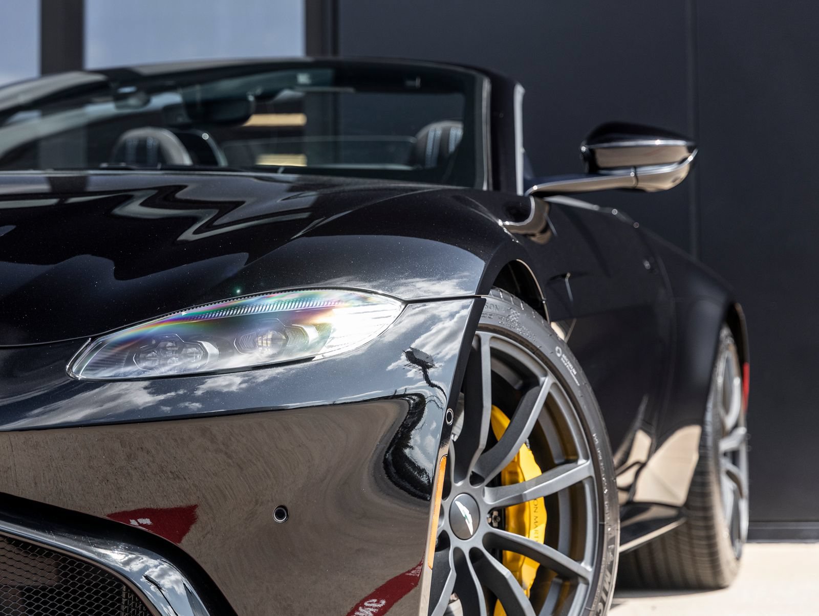 Used 2022 Aston Martin V8 Vantage Roadster RWD image 19