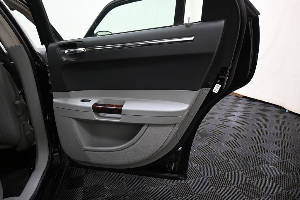 Used 2006 Chrysler 300 C w/ Sound Group II image 19