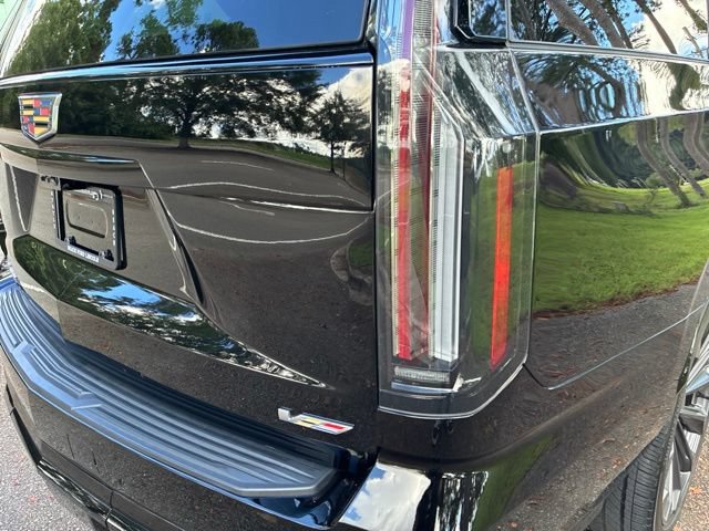 Used 2025 Cadillac Escalade ESV V AWD/4WD image 15