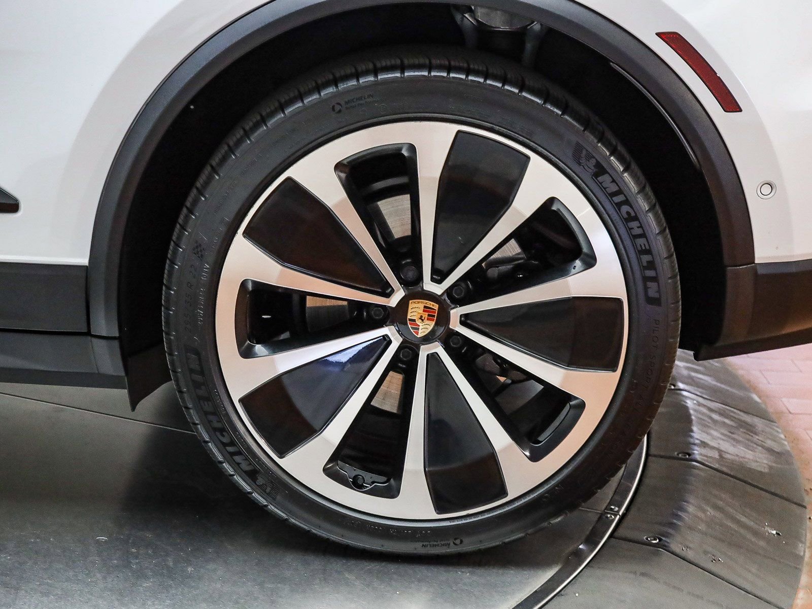 Certified 2025 Porsche Macan Electric image 9