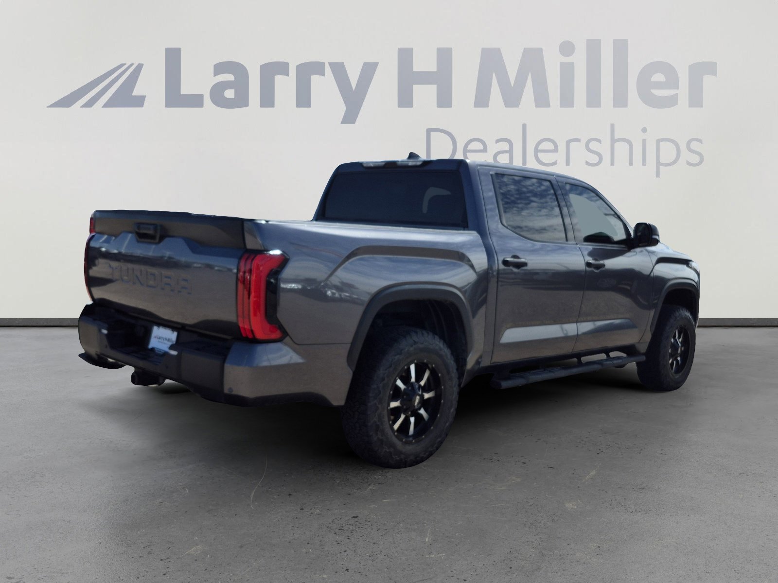Used 2023 Toyota Tundra SR5 w/ SR5 Convenience Package AWD/4WD image 5