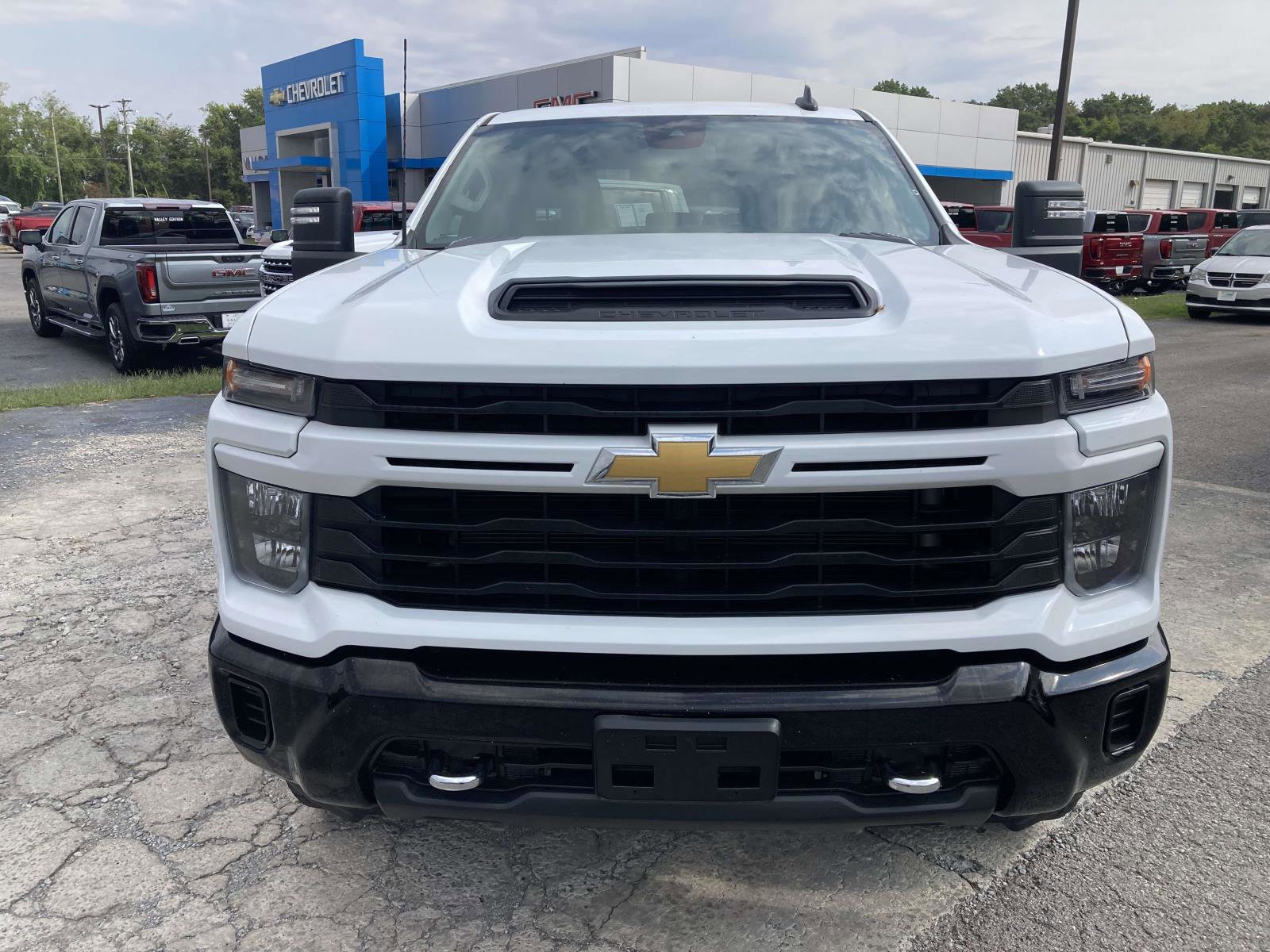 Used 2024 Chevrolet Silverado 2500 Custom w/ Custom Value Package image 6