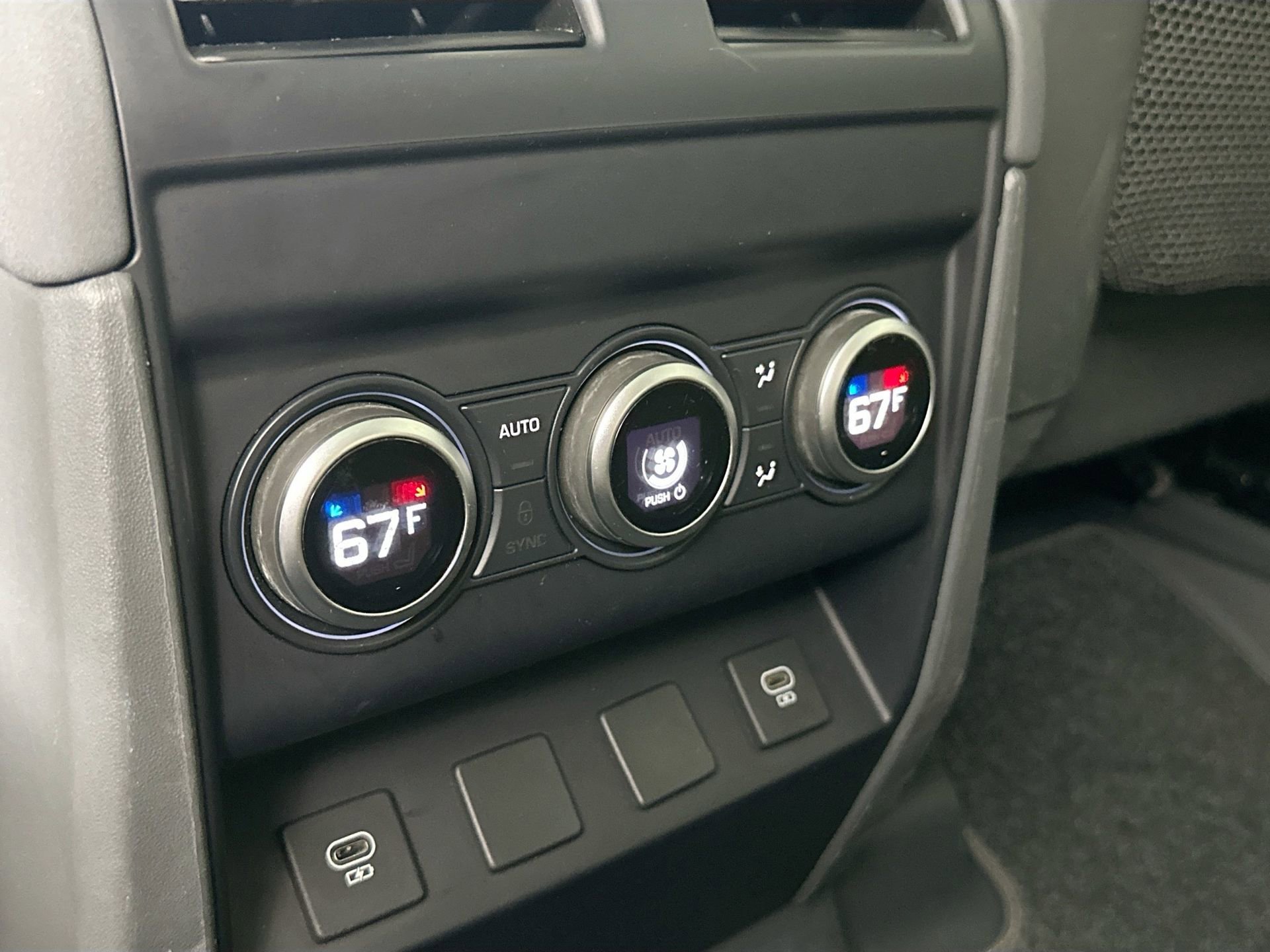 Used 2023 Land Rover Defender 130 SE image 28